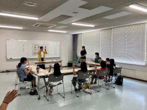 講師2人で手話を優しく教えている様子の写真