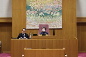 こども議会体験会でこどもが議長席に着席している写真