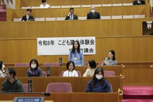 こども議会体験会でこども（5人目）が議員席で質問している様子の写真