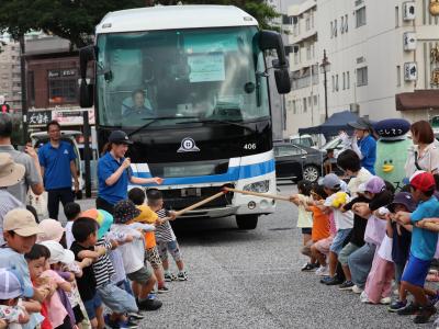 大型バスと椋野資料やたくさんの子ども綱引き対決をしている様子の写真