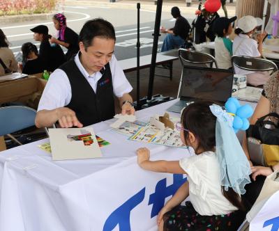 子どもがタクシークラフトに参加している様子の写真