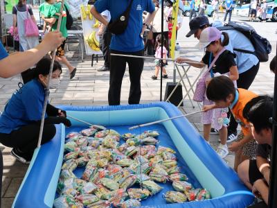 子どもたちがお菓子を釣りあげている様子の写真