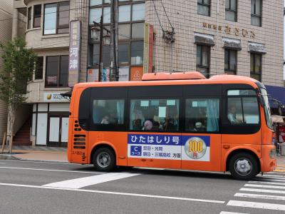 ひたはしり号無料乗車体験でひたはしり号が道路を走っている写真