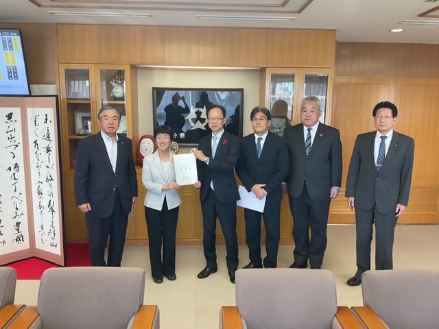 済生会日田病院への財政支援に関する要望書の提出時の様子の写真
